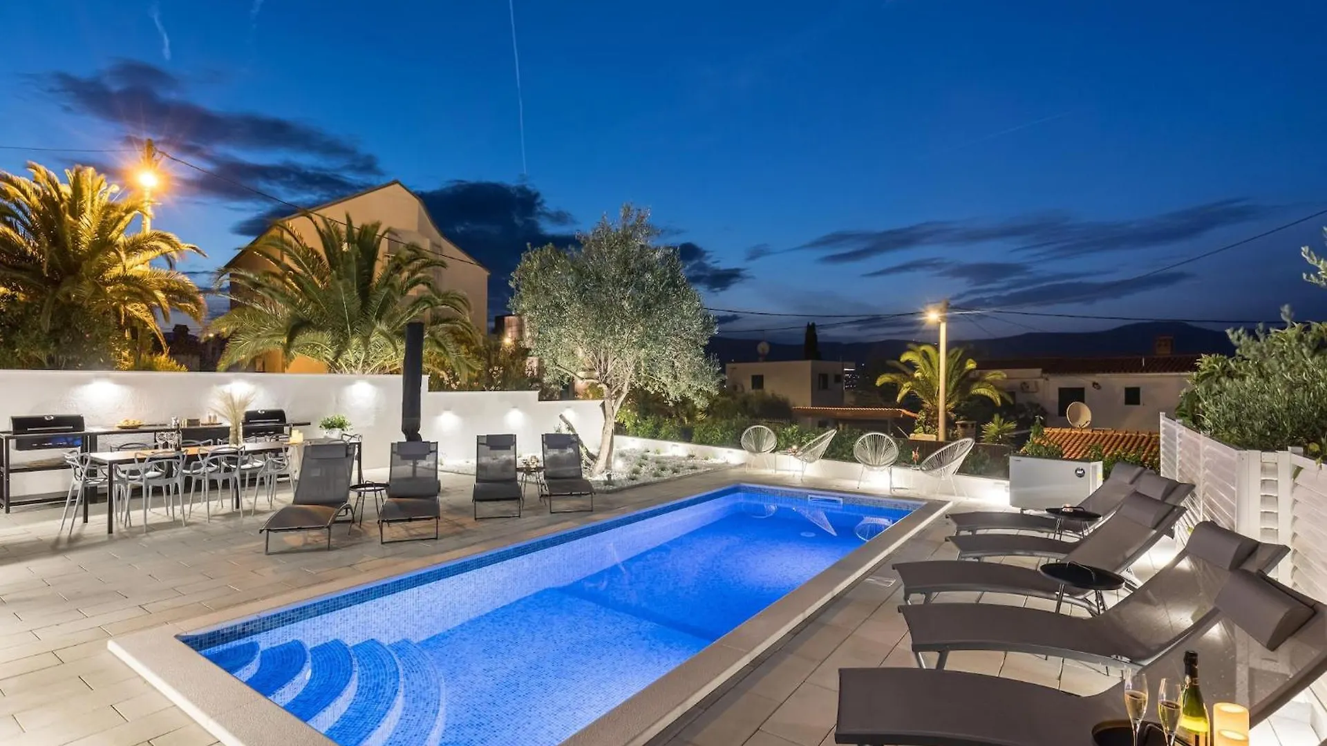 Sea View Apartment In Slatine With Terrace 트로기르 크로아티아