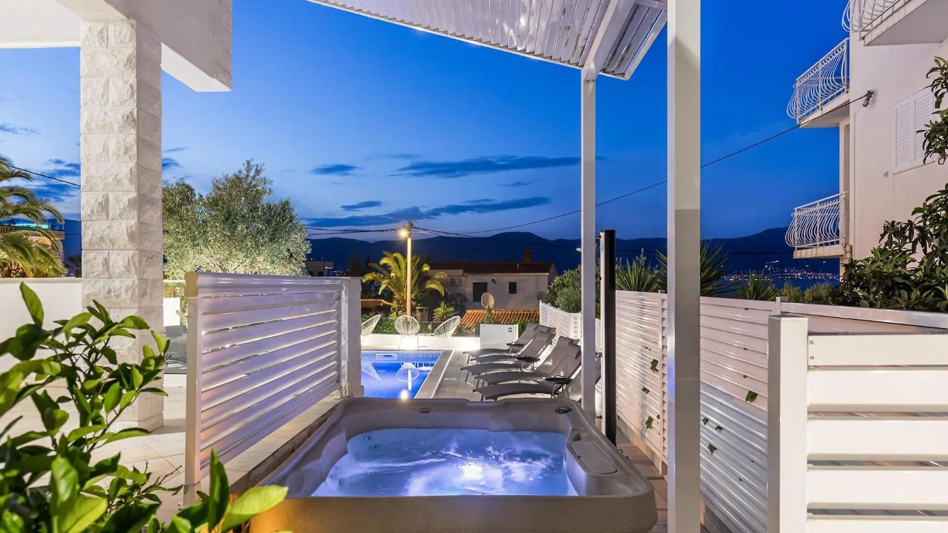 Sea View Apartment In Slatine With Terrace 트로기르